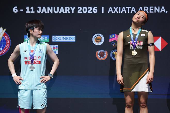 ▲ 안세영에게 패배한 왕즈이의 경기 후 발언이 현지 팬들 사이에서 거센 후폭풍을 일으키고 있다. 큰 점수 차의 리드를 지키지 못한 정신적 결함에 대한 반성보다는 자기만족에 치우친 발언이라는 지적이 쏟아지고 있다. 우승 결정의 백미는 단연 2세트였다. 1게임을 여유 있게 가져온 안세영은 2게임 중반 왕즈이의 날카로운 공격에 고전하며 13-19까지 점수 차가 벌어졌다. 21점을 먼저 내면 끝나는 배드민턴 경기 특성상 6점 차의 열세는 사실상 세트를 내준 것이나 다름없는 상황이었다. 안세영은 포기하지 않았다. 특유의 질식 수비로 왕즈이의 실책을 유도하며 야금야금 점수를 쌓았고, 순식간에 6연속 득점에 성공하며 19-19 동점을 만들었다. 이후 손에 땀을 쥐는 세 번의 듀스 접전 끝에 안세영은 강력한 대각 스매싱으로 56분간의 혈투를 마무리 지었다. ⓒ연합뉴스/EPA