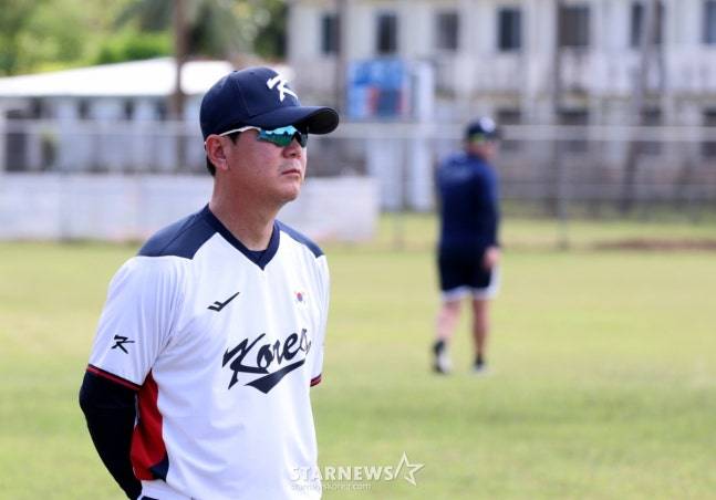 류지현 대표팀 감독이 11일 사이판 1차 캠프 훈련에서 선수들을 바라보고 있다. /사진=강영조 선임기자