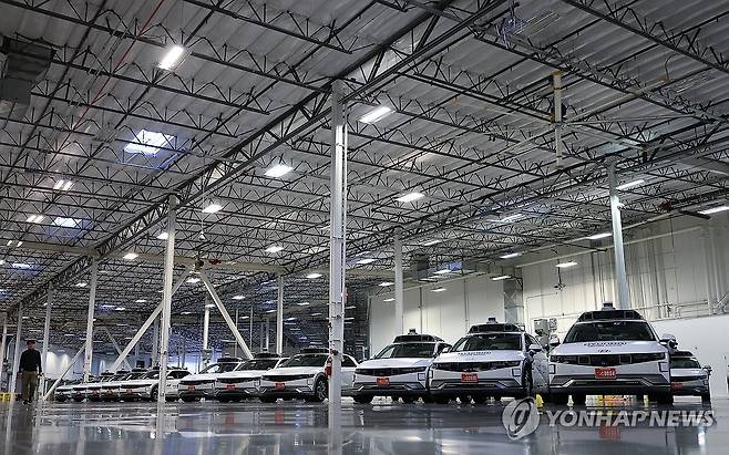 현대차그룹과 모셔널이 개발한 아이오닉 5 로보택시 (라스베이거스=연합뉴스) 김성민 기자 = 8일(현지시간) 미국 네바다주 라스베이거스 모셔널 테크니컬센터에서 아이오닉5를 기반으로 한 로보택시가 주차돼 있다. 
    현대차그룹이 모셔널과 함께 개발한 아이오닉5 기반 로보택시는 상업용 완전 무인 자율주행차량으로 올해부터 라스베이거스에서 승객 서비스에 투입된다. 2026.1.12 ksm7976@yna.co.kr