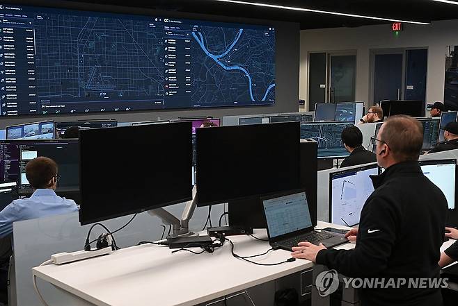 로보택시 관제센터 상황은? (라스베이거스=연합뉴스) 김성민 기자 = 8일(현지시간) 미국 네바다주 라스베이거스 모셔널 테크니컬센터 관제센터에서 관계자들이 차량을 관제하고 있다. 
    현대차그룹이 모셔널과 함께 개발한 아이오닉5 기반 로보택시는 상업용 완전 무인 자율주행차량으로 올해부터 라스베이거스에서 승객 서비스에 투입된다. 2026.1.12 [공동취재] ksm7976@yna.co.kr