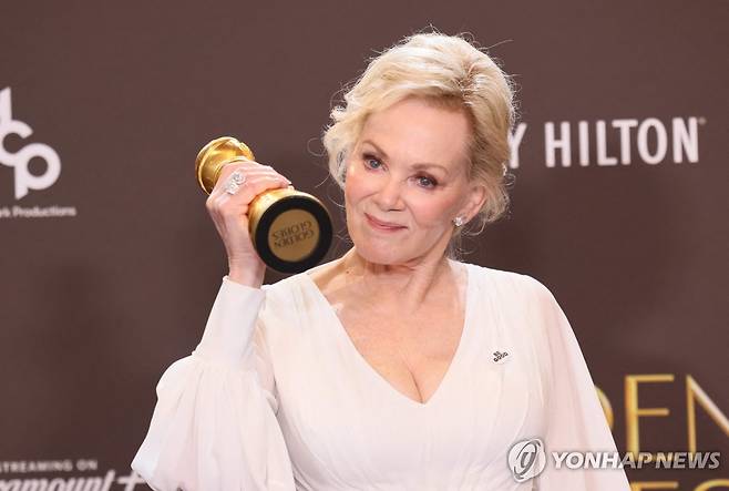골든글로브 시상식에서 '비 굿' 배지를 단 배우 진 스마트 [AFP=연합뉴스. 재판매 및 DB 금지]