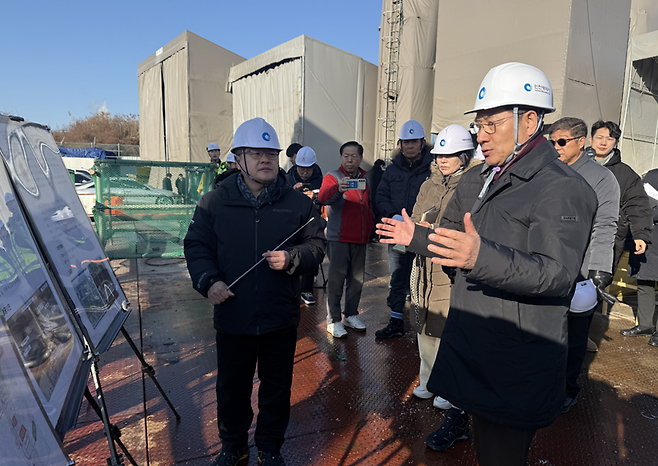 ▲ 유정복 인천시장이 13일 서울지하철 7호선 청라 연장선 공사 현장을 찾아 사업 추진 현황을 보고받고 있다.