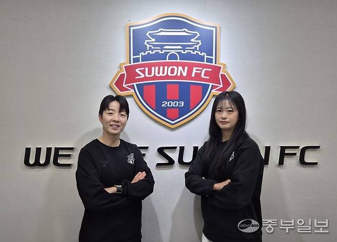 13일 수원FC 사무국 미팅룸에서 수원FC 위민 김혜리(사진 왼쪽)와 최유리가 출입기자단과의 인터뷰를 마친 뒤 기념사진을 찍고 있다. 이건우기자