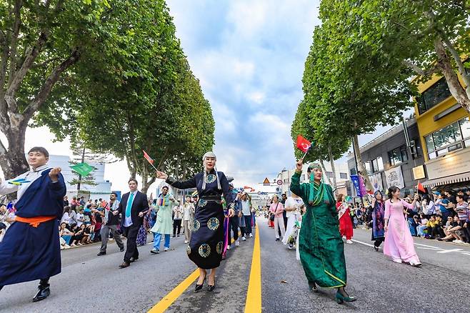 정조대왕능행차 공동재현 퍼레이드에 외국인들이 참여하고 있다.