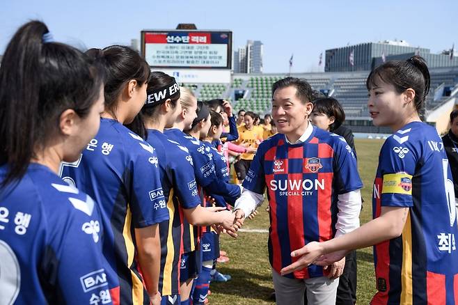 이재준 수원특례시장이 수원FC위민 선수단을 격려하고 있다.