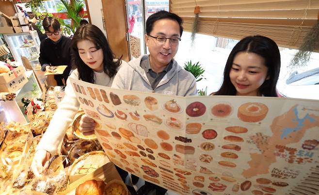 동구 관계자들이 마을 빵집 영문지도 'Bread City Donggu'를 살펴보고 있다. (사진= 대전 동구)