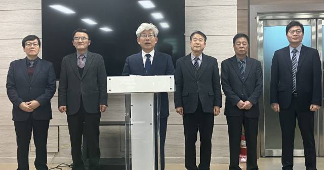 충북민주진보교육감 단일후보 추진위원회 경선을 거쳐 진보 진영 충북도교육감 선거에 출마 예정인 김성근(왼쪽 세 번째) 전 충북교육청 부교육감이 13일 충북교육청 브리핑룸에서 기자회견을 열고 보수 성향 시민단체의 공직선거법 위반 주장을 반박하고 있다. 사진=강준식 기자