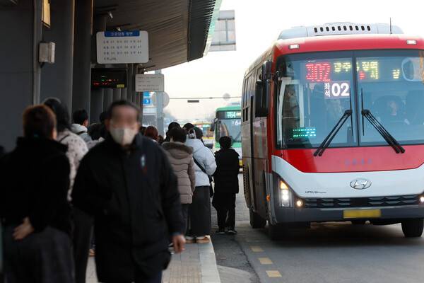 버스 이용객들이 13일 광주 서구 광주종합버스터미널 정류장에서 버스에 탑승하고 있다. 판영석 기자