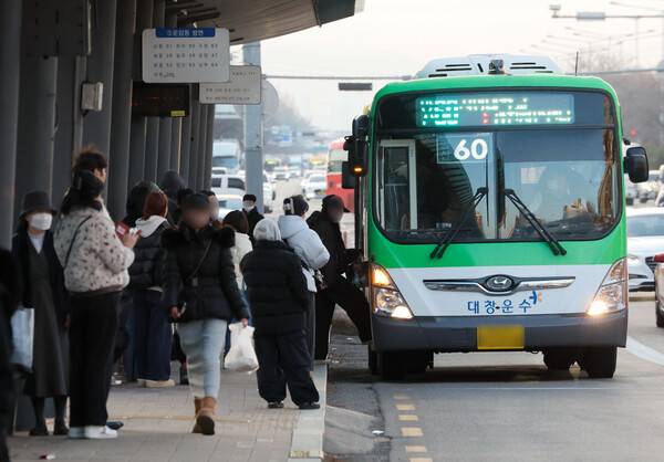 버스 이용객들이 13일 광주 서구 광주종합버스터미널 정류장에서 버스에 탑승하고 있다. 판영석 기자