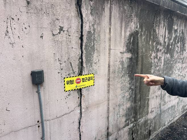 지난 12일 광주도시철도 2호선 6공구 공사 인근 구간에 위치한 광주 동구 산수동의 한 주택 외벽에 균열이 일어난 모습. /박건우 기자