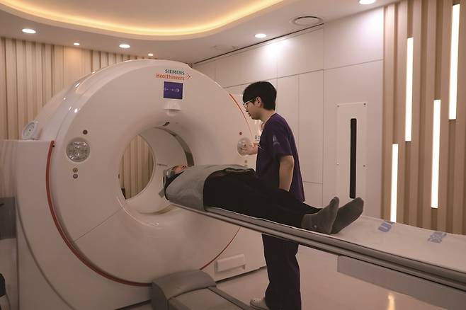 울산대학교병원이 대한영상의학회로부터 '의료영상 품질관리 모범수련병원'으로 3회 연속 선정되며, 독보적인 영상 진단 역량과 교육 시스템의 우수성을 다시 한번 입증했다.