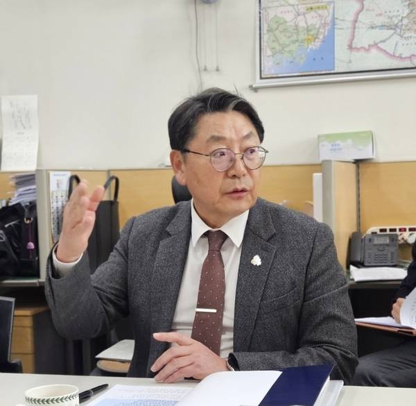 홍태용 김해시장이 13일 김해시청 기자간담회에서 경남도 주요 현안인 경남·부산 행정통합에 대해 주민투표로 결정할 문제라고 밝혔다. /김해시