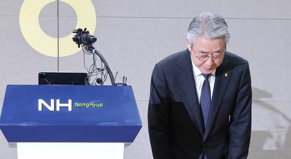 (서울=연합뉴스) 김주형 기자 = 강호동 농협중앙회장이 13일 서울 중구 농협중앙회에서 농림축산식품부가 지난 8일 발표한 농협중앙회에 대한 특별감사 중간 결과와 관련해 대국민 사과문을 발표 하며 고개를 숙이고 있다.