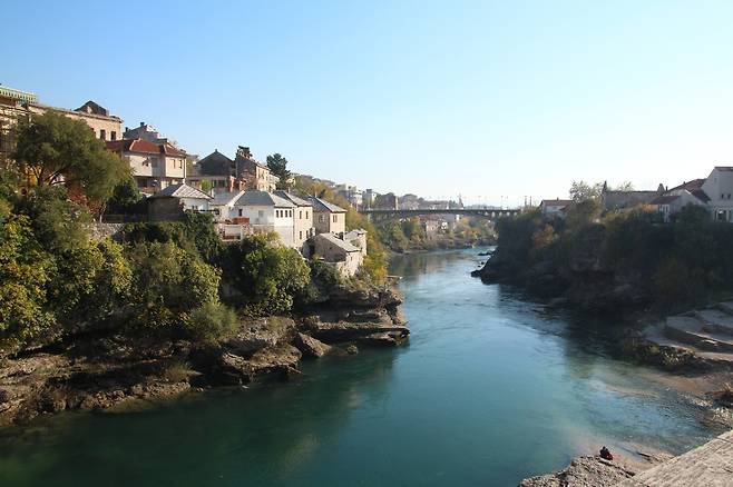 네레트바강. 935년 크로아티아 왕 크레시미르는 아드리아해 북부 달마티아를 비롯해 해안을 따라 리예카는 물론 남쪽 헤르체고비나에 이르는 네레트바강까지 영토를 넓혔다. 지금은 보스니아 모스타르 지역이다. 이곳 역시 피의 현대사를 간직하고 있다. /박필우