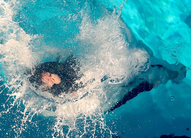 13일 오전 포항 해병대 제1사단에서 열린 ‘2026년 겨울 해병대 캠프’ 참가자들이 인천상륙관 5m 다이빙대에서 비상시 함정을 탈출하는 이함훈련을 하고 있다. /이용선기자 photokid@kbmaeil.com