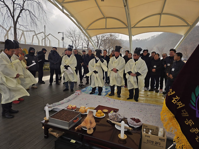▲ 의성김씨 대동종친회산악회가 10일 의성 구봉산 봉의정에서 시산제를 개최했다. 집례는 김시철 의성읍청년회장이 맡았다. 김동현 기자 jhass80@kyongbuk.com