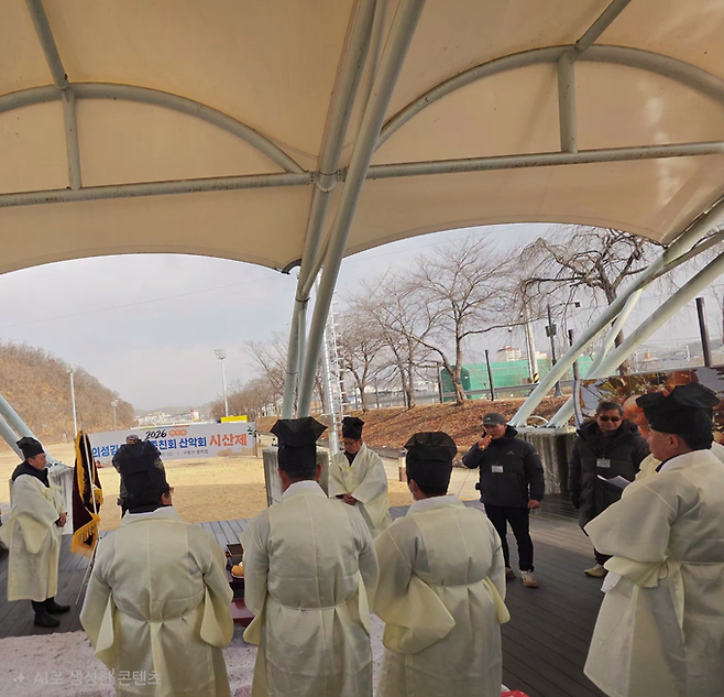 ▲ 경북 의성 구봉산(구봉공원)에서 열린 2026년 시산제에서 김기량 산악회장이 김경환 의성김씨 대동종친회장과 함께 제례에 앞서 참석자들에게 인사말을 전하고 있다. 김동현 기자 jhass80@kyongbuk.com
