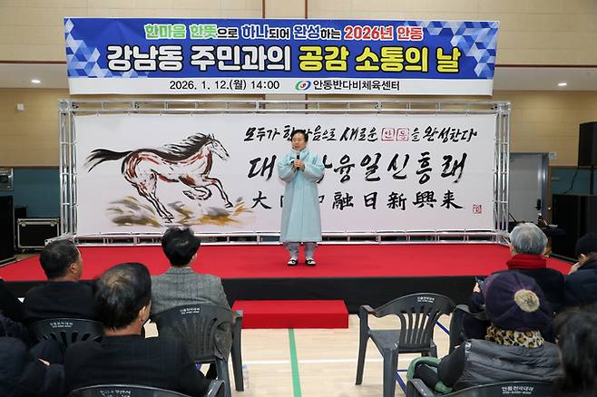 ▲ 병오년을 상징하는 붉은 말을 그리는 퍼포먼스에 직접 참여한 권 시장은 "시민 모두가 한마음으로 뜻을 모아 날마다 새롭게 변화하는 안동을 만들겠다는 다짐"이라고 의미를 설명했다.