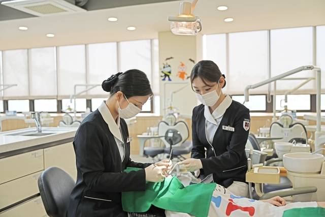 경북전문대학교 치위생과 학생들이 치면세마실습을 하고 있다.경북전문대학 제공