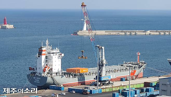중국 칭다오항을 떠나 제주항에 도착한 'SMC 르자오호'. ⓒ제주의소리 자료사진