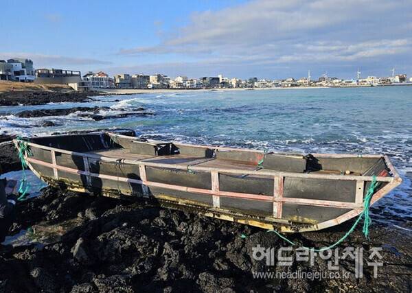 제주 월정리 해안가에서 발견된 한자가 적힌 목선. (사진=제주해경 제공)