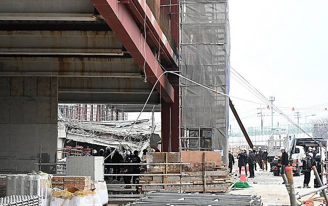 광주 서구 치평동 광주대표도서관 공사장 붕괴 사고 희생자에 대한 수습이 마무리되면서 지난해 12월16일 경찰, 국립과학수사연구원, 유관기관이 시공과 감리, 설계 과정 등 증거를 보존·촬영·수집해 원인을 규명하는 합동감식 과학수사를 하고있다. 양광삼기자 ygs02@mdilbo.com