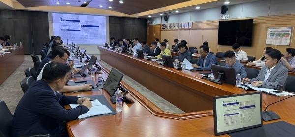 한국서부발전은 12일 충남 태안 본사에서 ‘청정에너지 개발단지 전환방안 검토회의’를 개최했다. 사진은 지난해 8월 본사에서 진행된 에너지전환지원 태스크포스 정기회의 모습./사진=한국서부발전 제공