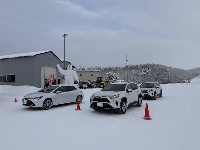 크로스 클라이밋 3와 크로스 클라이밋 3 스포츠를 장착한 차량이 행사 시작전 출발선에 맞춰 서있다. 사진=이상진