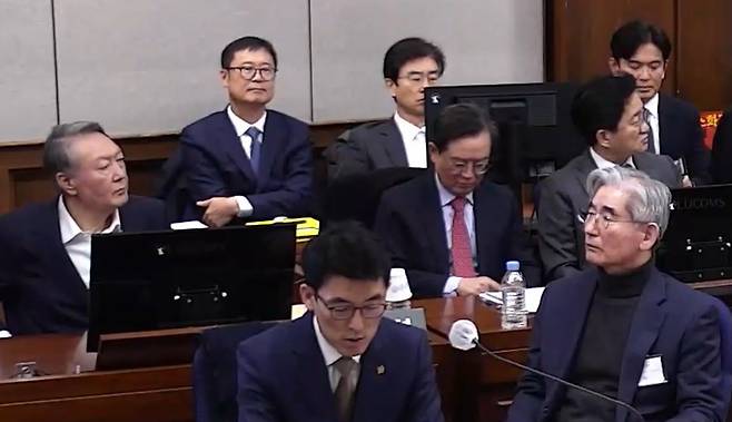 12·3 비상계엄 관련 내란 우두머리 혐의로 기소된 윤석열 전 대통령이 9일 서울 서초구 서울중앙지법에서 열린 1심 결심공판에 출석해 있다. 사진=뉴시스(서울중앙지법 제공)