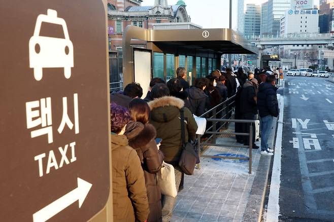 서울 시내버스노조가 총파업에 돌입한 13일 오전 서울 중구 서울역 택시승강장에서 시민들이 택시를 기다리고 있다.(사진=뉴시스)