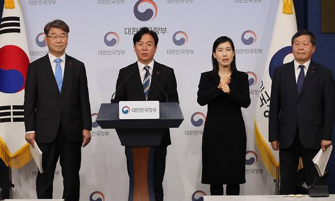 김영훈 고용노동부 장관이 13일 서울 종로구 정부서울청사 별관에서 열린 고용노동부·경제사회노동위원회·중앙노동위원회 정책간담회 사후 브리핑에서 발언하고 있다. 왼쪽부터 김지형 경제사회노동위원장, 김영훈 장관, 수어 통역사, 박수근 중앙노동위원장.(사진=연합뉴스)