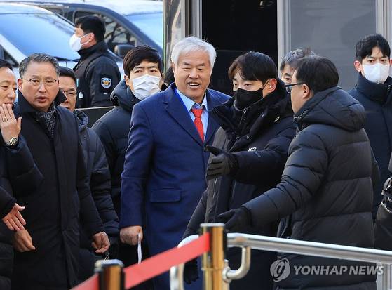 사랑제일교회 전광훈 목사가 13일 서울서부지방법원에서 열린 구속 전 피의자 심문에 출석하고 있다. 〈사진=연합뉴스〉