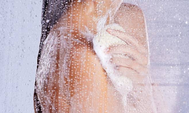잦은 샤워는 피부를 건조하게 만들어 가려움증까지 유발하기 쉽다. 사진= 게티이미지뱅크