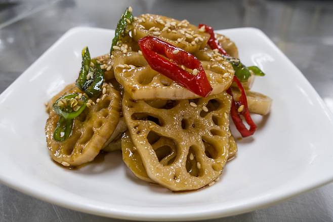 겨울이 제철인 연근은 열량이 낮아 다이어트에 좋을 뿐만 아니라 비타민C, 뮤신, 탄닌 등의 영양소가 풍부해 겨울철 면역 관리와 위장 보호에 도움이 된다. 사진=게티이미지뱅크