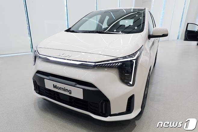 4일 오전 인천 미추홀구 기아 인천 플래그십 스토어에서 열린 '더 뉴 모닝' 포토 미디어데이에 차량이 전시돼 있다. 2023.7.4/뉴스1 ⓒ News1 정진욱 기자
