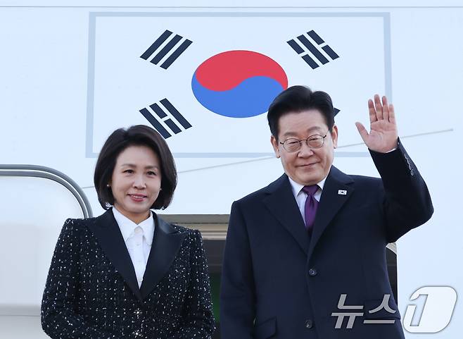 일본 순방 일정에 나선 이재명 대통령과 김혜경 여사가 13일 경기 성남 서울공항을 통해 출국하며 인사하고 있다. 2026.1.13/뉴스1 ⓒ News1 이재명 기자