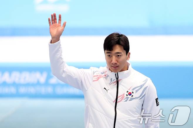 10일(현지시간) 중국 헤이룽장성 하얼빈 스피드 스케이트 오벌에서 열린 하얼빈 동계아시안게임 스피드 스케이팅 남자 500m에서 동메달을 차지한 김준호가 시상대에 오르고 있다. 2025.2.10/뉴스1 ⓒ News1 이승배 기자