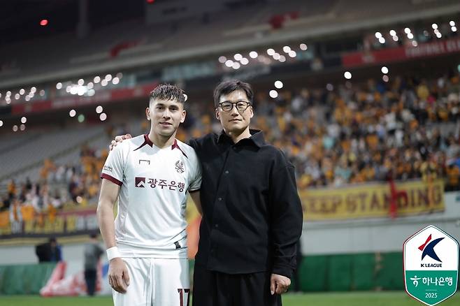 2026년 수원 삼성에서도 인연을 이어가는 이정효 감독(오른쪽)과 헤이스. (한국프로축구연맹 제공)