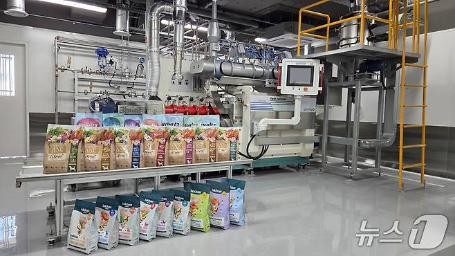 우리와 펫푸드 연구소에 설치된 익스트루더 ⓒ 뉴스1