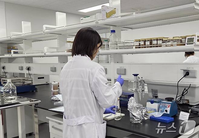 우리와 펫푸드 연구소에서 사료 연구를 하고 있다. ⓒ 뉴스1