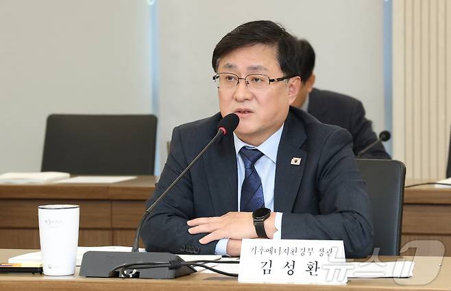 김성환 기후에너지환경부 장관이 12일 세종시 정부세종청사에서 열린 한국전력공사,한전KDN 등 에너지 분야 산하기관 업무보고에 앞서 모두 발언을 하고 있다. 2026.1.12/뉴스1 ⓒ News1 김기남 기자