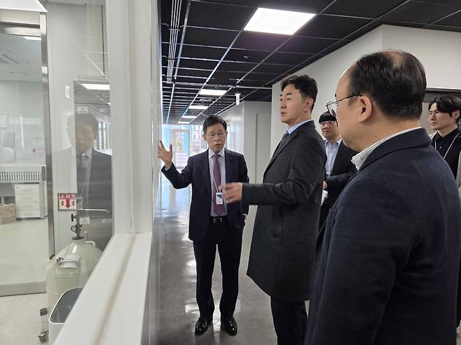 이상락 코티티시험연구원장(맨 왼쪽)이 코티티 시험 시설을 견학하며 한국동물병원협회 관계자들에게 설명하고 있다. ⓒ 뉴스1 한송아 기자