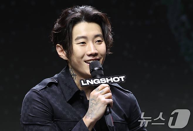 가수 박재범이 13일 서울 영등포구 명화라이브홀에서 열린 롱샷 데뷔 EP '샷 콜러스'(SHOT CALLERS) 발매 쇼케이스에 참석해 취재진 질문에 답하고 있다. 2026.1.13/뉴스1 ⓒ News1 권현진 기자