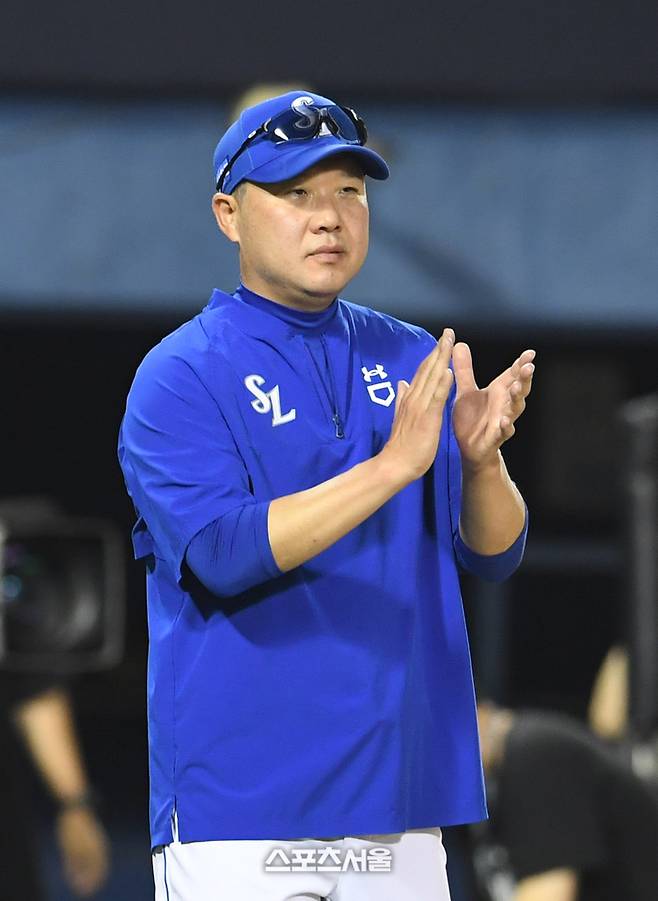 삼성 박진만 감독이 3일 잠실구장에서 열린 2025 KBO리그 두산과의 경기에서 6-4로 역전승을 거둔 뒤 선수들에게 박수를 보내고 있다. 잠실 | 박진업 기자 upandup@sportsseoul.com