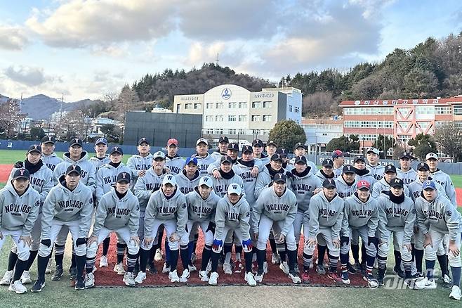 용마고등학교 학생들이 NC 다이노스 지원티셔츠를 착용한 후 기념촬영을 하고 있다. 사진 | NC 다이노스