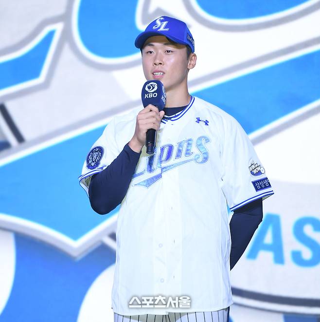 서울고 이호범이 17일 서울 송파구 롯데호텔 월드에서 열린 2026 KBO 리그 신인드래프트에서 삼성에 지명된 후 소감을 밝히고 있다. 최승섭기자 thunder@sportsseoul.com