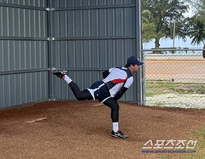12일 사이판 올레아이 구장에서 불펜 피칭을 하는 고우석. 사진=나유리 기자