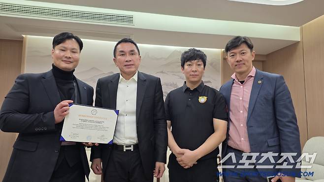 김금천 대한MMA총협회 단장, 고든 탕 AMMA 회장, 양서우 대한MMA총협회 심판, 갈라스테인 탄 AMMA 사무총장(왼쪽부터)이 국내 유일의 준회원 인증서를 들고 기념촬영을 했다. 사진제공=대한MMA총협회