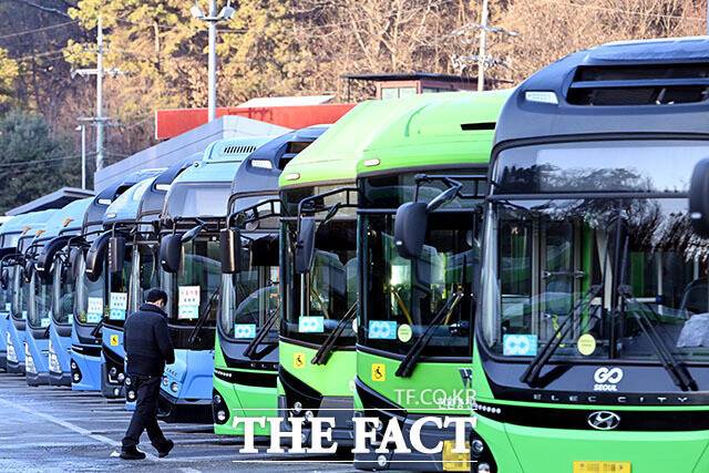 서울 시내버스가 총파업에 돌입한 13일 오전 서울 양천구 공영차고지에 시내버스가 주차돼 있다. /남용희 기자