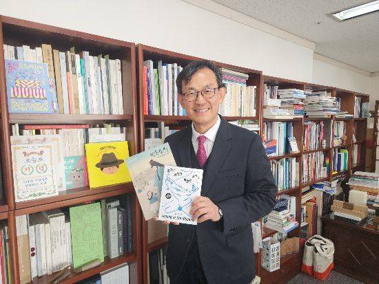 장 관장은 학예사들의 유튜브 활동과 출판 활동을 적극 장려하고 있다. 최근 학예사가 출간한 책을 들고 기념 촬영하고 있다. 서믿음 기자